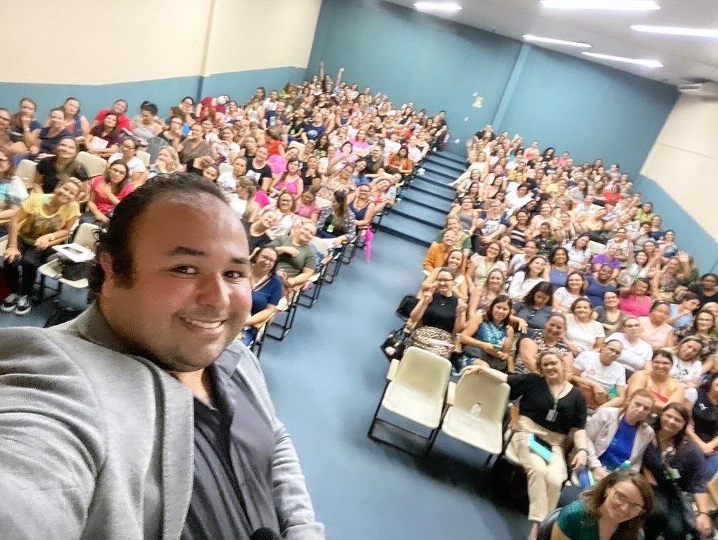 Plateia em encontro de educação