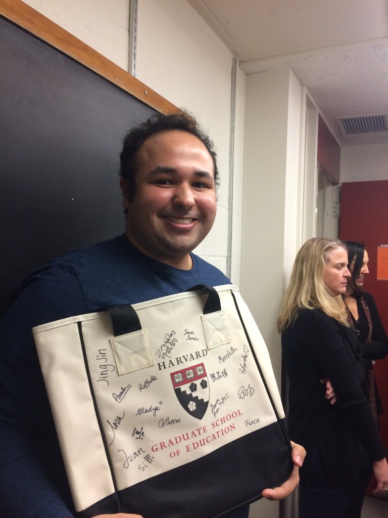 Renan Sargiani segurando uma bolsa assinada da Harvard Graduate School of Education